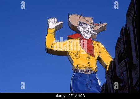 Winkendes Cowboy-Neonschild im Pioneer Club Casino auf der Fremont Street in der Innenstadt von Las Vegas, Nevada Stockfoto