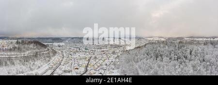 Panorama weiten weißen Blick über eine winterliche Stadtlandschaft mit einem Stadt im Zentrum Stockfoto