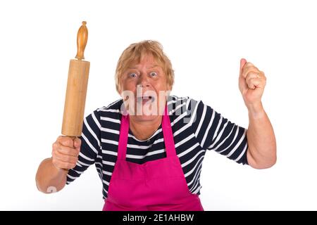 Sehr verärgerte ältere Frau mit Nadelrolle isoliert über weiß Hintergrund Stockfoto