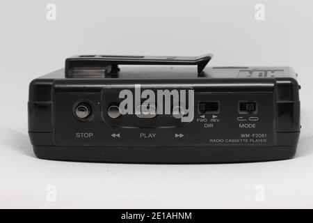 Ca. 1990 Sony WALKMAN ® Kassettenrecorder mit automatischer Umkehr, UKW-Radio UND Gürtelclip. Stockfoto