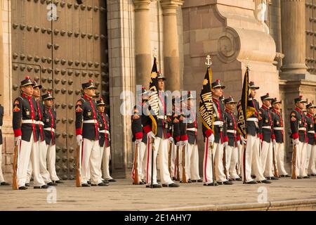 Soldaten nehmen an der Wachablösung Teil Auf der Plaza de Armas Stockfoto