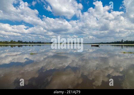 Lokaler Fischer, im See rund um den buddhistischen Neak Pean Tempel, im archäologischen Komplex von Angkor, in der Nähe der Stadt Siem Reap, Kambodscha. Stockfoto