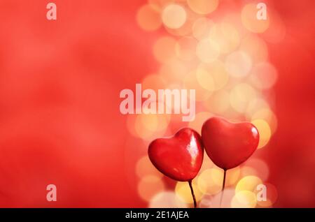 Rote Herzen auf rotem Hintergrund. Romantische Valentinskarten, Einladungen oder Poster. Leerzeichen für Text Stockfoto