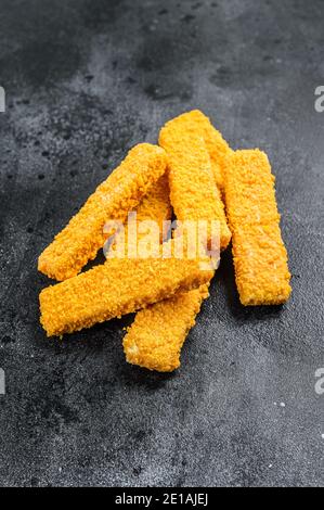 Gefrorenes Brot zerbröselt Fischfinger. Schwarzer Hintergrund. Draufsicht Stockfoto