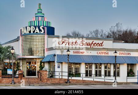 Houston, Texas USA 01-01-2021: Pappa's Fresh Seafood Building exterior in Houston, TX. Lokales Business-Restaurant mit Blick auf den Winkel. Stockfoto