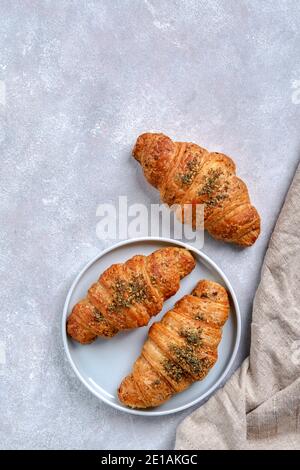 Croissants mit zaatar . Draufsicht, Kopierbereich Stockfoto