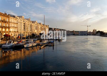 Sete, Frankreich, 2018. Juli 2018. Blick auf die Stadt Sète mit seinen Kanälen, Booten, Brücken, Architektur. Stockfoto