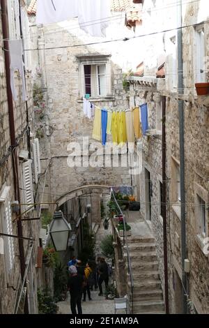 DUBROVNIK, KROATIEN - APR 26, 2019 - schmale Straßen mit Blick auf das Zentrum der Altstadt von Dubrovnik, Kroatien Stockfoto