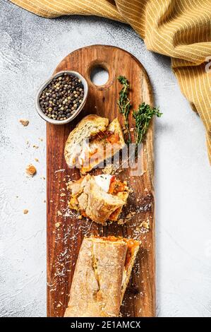 Vegetarisches Baguette-U-Boot-Sandwich mit gegrillter Aubergine, Pfeffer und Feta-Käse. Grauer Hintergrund. Draufsicht Stockfoto