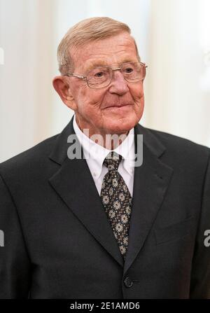 Lou Holtz im Oval Office des Weißen Hauses, wo er am Donnerstag, 3. Dezember 2020, von Präsident Donald Trump die Medaille der Freiheit überreicht wurde. (USA) Stockfoto