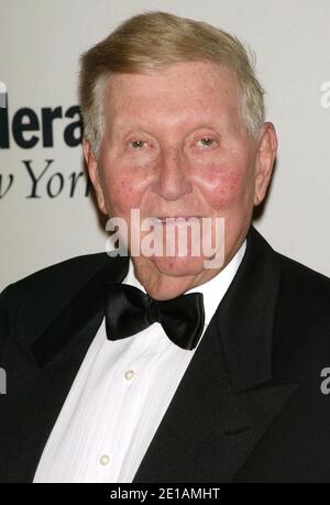 NEW YORK, NY- MAI 19: Sumner Redstone kommt zum UJA Federation Dinner zu Ehren von Sumner Redstone am 19. Mai 2005 im Waldorf-Astoria Hotel in New York City an. Quelle: Joseph Marzullo/MediaPunch Stockfoto