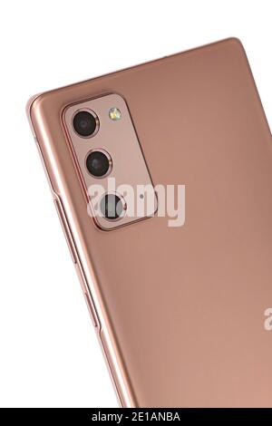 Surgut, Chanty-Mansiyskiy avtonomnyy okrug, Russland - 27. Dezember 2020: Samsung Galaxy Note 20 Smartphone Bronze. Fragment von 3 Hybrid-Zoom 8K Videokamera, Blitz und Mikrofon auf dem Panel. Stockfoto