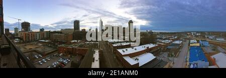 Am frühen Morgen Panoramablick auf die Innenstadt von Raleigh NC steigt über dem trendigen Warehouse District. Stockfoto