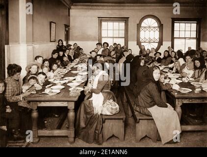 Ellis Island - im 19. Jahrhundert war Ellis Island der Ort von Fort Gibson und wurde später ein Marine-Magazin. Die erste Inspektionsstation wurde 1892 eröffnet und 1897 durch einen Brand zerstört. Die zweite Station wurde 1900 eröffnet und beherbergte Einrichtungen für medizinische Quarantäne sowie die Verarbeitung von Einwanderern. Nach 1924 wurde Ellis Island vor allem als Haftanstalt für Migranten genutzt. Während des Ersten und Zweiten Weltkriegs wurden seine Einrichtungen auch von den Vereinigten Staaten Militär verwendet, um Kriegsgefangene zu verhaften. Stockfoto