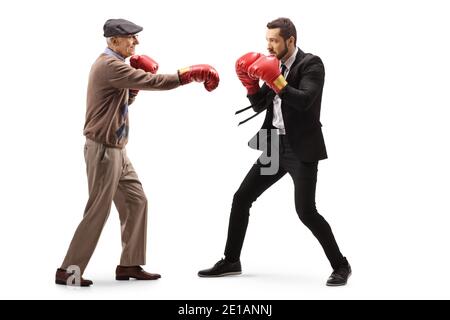 In voller Länge Profilaufnahme eines älteren Mannes kämpfen ein Geschäftsmann mit Boxhandschuhen isoliert auf weißem Hintergrund Stockfoto