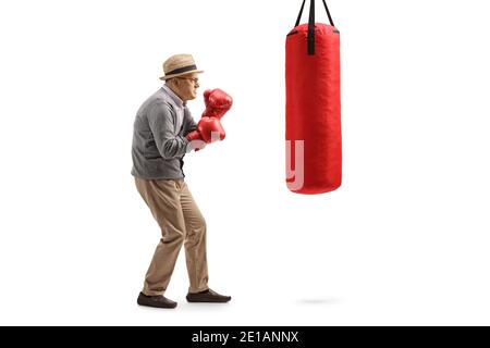 In voller Länge Profilaufnahme eines älteren Mannes Ausübung Box Und Stanzen einen Beutel isoliert auf weißem Hintergrund Stockfoto