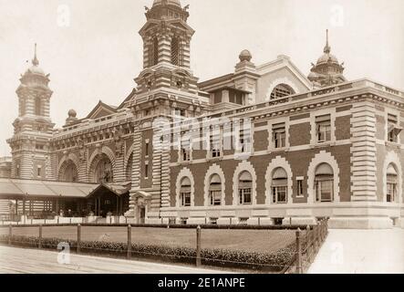 Ellis Island - im 19. Jahrhundert war Ellis Island der Ort von Fort Gibson und wurde später ein Marine-Magazin. Die erste Inspektionsstation wurde 1892 eröffnet und 1897 durch einen Brand zerstört. Die zweite Station wurde 1900 eröffnet und beherbergte Einrichtungen für medizinische Quarantäne sowie die Verarbeitung von Einwanderern. Nach 1924 wurde Ellis Island vor allem als Haftanstalt für Migranten genutzt. Während des Ersten und Zweiten Weltkriegs wurden seine Einrichtungen auch von den Vereinigten Staaten Militär verwendet, um Kriegsgefangene zu verhaften. Stockfoto