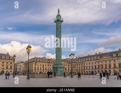 Paris, Frankreich - 12 30 2020: Place vendome. Vendome-Säule bei Sonnenuntergang Stockfoto