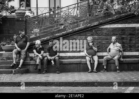 Zafferana etnea, Italien - 07 2020: Männer plaudern im Freien und halten Masken Stockfoto