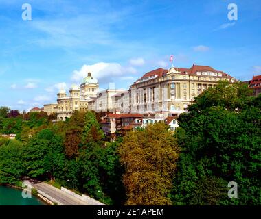 Blick auf das Schweizer Parlament und angrenzende Gebäude von einer Brücke Über die Aare in Bern Stockfoto