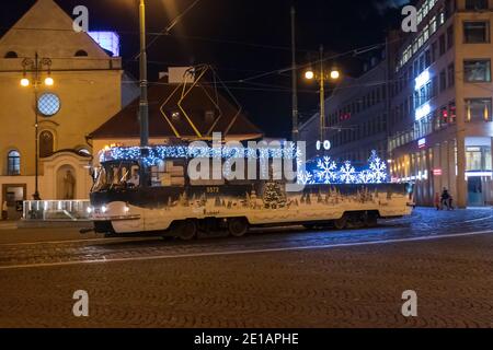 PRAG - Dezember 30: Wartemanasbahn Tatra T3 mit Weihnachtsdekoration Platz der Republik am 30. Dezember 2020 in Prag, Tschechische Republik. Prager Burg Stockfoto