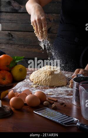 Frau, die in einer Hütte Christmas süßes Brot mit Früchten macht Küche Stockfoto