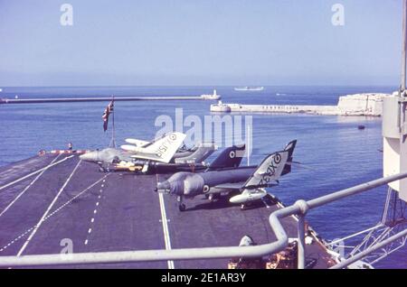 De Havilland Sea Vixen FAW1, XJ519 und Supermarine Scimitar F1, XD32?, auf dem Flugdeck von HMS Ark Royal. Grand Harbour, Valletta, Malta. November 1960. Gescannt von Diafilm. Stockfoto