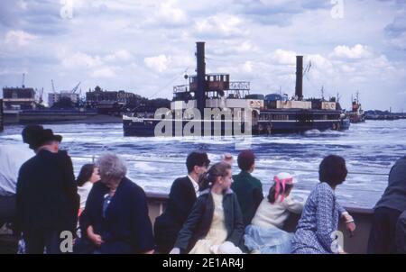 Woolwich Raddampfer Fähre die "Sqiures" über die Themse, London. Mit Passagieren. 1960 Stockfoto