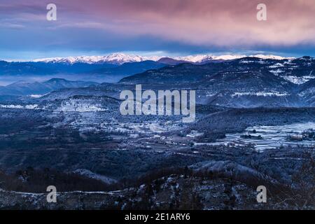 Verschneite Winter bergige Landschaft bei einem kalten Sonnenaufgang. Eisige Landschaft mit Raureif. Gebirge Bellmunt, Osona, Katalonien, Spanien mit Pyrenäen Stockfoto