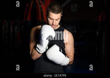 Selbstbewusster Boxer, der in Pose steht und bereit ist zu kämpfen. Hochwertige Fotos Stockfoto