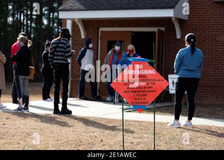 Woodstock, USA. Januar 2021. Wahlkampflinien am Wahltag in Cherokee County, Georgia, einer stark republikanischen Region des Staates. Quelle: Robin Rayne/ZUMA Wire/Alamy Live News Stockfoto