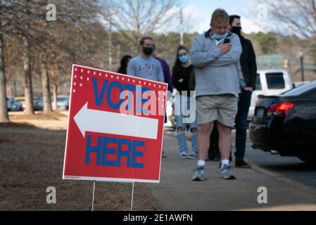 Woodstock, USA. Januar 2021. Wahlkampflinien am Wahltag in Cherokee County, Georgia, einer stark republikanischen Region des Staates. Quelle: Robin Rayne/ZUMA Wire/Alamy Live News Stockfoto