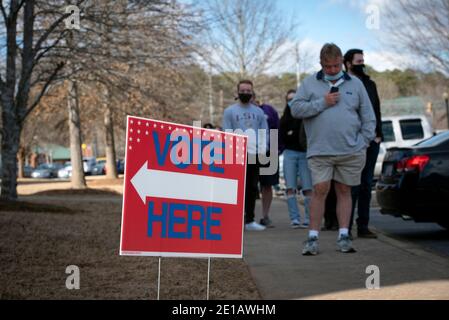 Woodstock, USA. Januar 2021. Wahlkampflinien am Wahltag in Cherokee County, Georgia, einer stark republikanischen Region des Staates. Quelle: Robin Rayne/ZUMA Wire/Alamy Live News Stockfoto