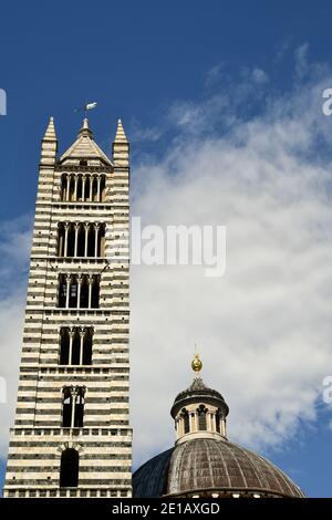 Glockenturm der Kathedrale von Siena (14. Jahrhundert) im romanischen Stil, mit weißen und grünen Marmorbändern, UNESCO-Weltkulturerbe, Toskana, Italien Stockfoto