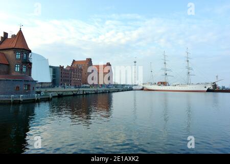 Stralsund, Deutschland 10-23-2019 Stadtbild mit dem berühmten Segelschiff Gorch Fock im Hafen Stockfoto