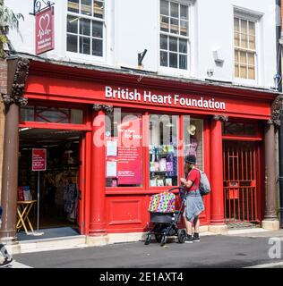 Tiverton, - August 22 2020: Die Fassade des Charity Shops der British Heart Foundation in der Fore Street Stockfoto