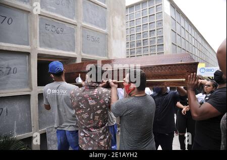 Rio De Janeiro, Rio de janeiro. Januar 2021. (INT) Beerdigung von Marcelo Guimaraes erschossen in Rio de Janeiro. 5. Januar 2021, Rio de Janeiro, Brasilien: Marcelo Guimaraes wurde am Montag (4) erschossen und am Dienstag (5) auf dem Friedhof von Inhauma begraben. Verwandte und Bewohner von Cidade de Deus (Stadt Gottes) sagen, dass die Militärpolizei den Schuss abgefeuert hat.Quelle: Saulo Angelo/Thenews2 Quelle: Saulo Angelo/TheNEWS2/ZUMA Wire/Alamy Live News Stockfoto