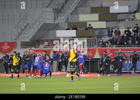 Tokio, Japan. Januar 2021. FC Tokyo Spieler feiern nach dem Gewinn des J. League YBC Levain Cup Final Match 2020 zwischen Kashiwa Reysol 1-2 FC Tokyo im National Stadium in Tokyo, Japan, 4. Januar 2021. Quelle: FAR EAST PRESS/AFLO/Alamy Live News Stockfoto