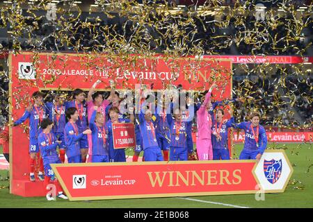 Tokio, Japan. Januar 2021. FC Tokyo Spieler feiern mit der Trophäe nach dem Gewinn des J. League YBC Levain Cup Final Match 2020 zwischen Kashiwa Reysol 1-2 FC Tokyo im Nationalstadion in Tokio, Japan, 4. Januar 2021. Quelle: FAR EAST PRESS/AFLO/Alamy Live News Stockfoto