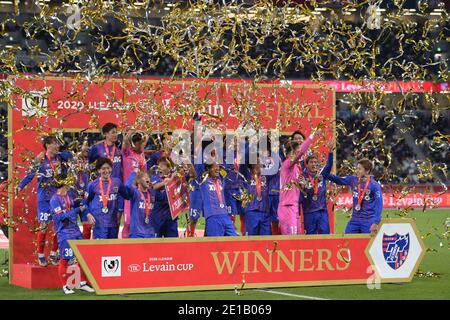 Tokio, Japan. Januar 2021. FC Tokyo Spieler feiern mit der Trophäe nach dem Gewinn des J. League YBC Levain Cup Final Match 2020 zwischen Kashiwa Reysol 1-2 FC Tokyo im Nationalstadion in Tokio, Japan, 4. Januar 2021. Quelle: FAR EAST PRESS/AFLO/Alamy Live News Stockfoto