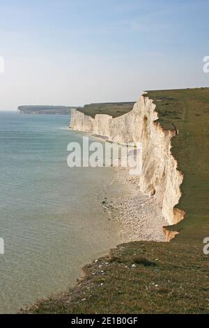 Blick auf einen Teil der Kreidefelsen der Seven Sisters in der Nähe von Birling Gap an Englands Südküste. Erosion hat Steinschläge verursacht, also sollten Besucher vorsichtig sein. Stockfoto