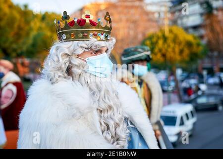 Mostoles, Spanien. 05. Januar 2021: Melchor, einer der drei Weisen, kommt in Mostoles, Spanien an. Dieses Jahr wurde die traditionelle Parade wegen Covid-19 durch eine Fahrt mit dem 'Bus der Illusion' durch die Straßen der Stadt am 05. Januar 2021 in Mostoles, Spanien, ersetzt. Quelle: A. Meca/Alfa Images/Alamy Live News Stockfoto