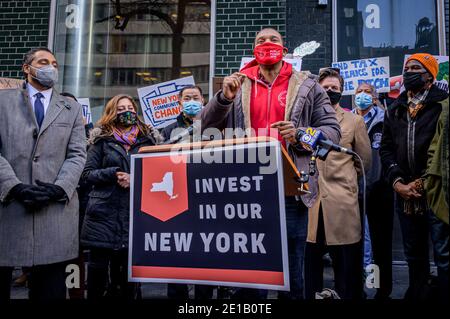 USA. Januar 2021. Eine landesweite Koalition von Gemeindeorganisationen, zusammen mit unterstützenden Gesetzgebern, versammelte sich am 5. Januar 2020 vor den Büros von Gouverneur Andrew Cuomo in Manhattan zu einer Kundgebung und einer Pressekonferenz, um die Kampagne für progressive Einnahmen zu starten und ein Gesetzespaket zur Erhöhung der Einnahmen während der Haushaltssitzung 2021 einzuführen. (Foto von Erik McGregor/Sipa USA) Quelle: SIPA USA/Alamy Live News Stockfoto