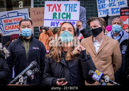 USA. Januar 2021. Eine landesweite Koalition von Gemeindeorganisationen, zusammen mit unterstützenden Gesetzgebern, versammelte sich am 5. Januar 2020 vor den Büros von Gouverneur Andrew Cuomo in Manhattan zu einer Kundgebung und einer Pressekonferenz, um die Kampagne für progressive Einnahmen zu starten und ein Gesetzespaket zur Erhöhung der Einnahmen während der Haushaltssitzung 2021 einzuführen. (Foto von Erik McGregor/Sipa USA) Quelle: SIPA USA/Alamy Live News Stockfoto