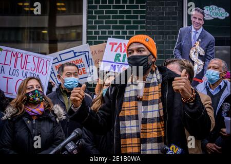 USA. Januar 2021. Eine landesweite Koalition von Gemeindeorganisationen, zusammen mit unterstützenden Gesetzgebern, versammelte sich am 5. Januar 2020 vor den Büros von Gouverneur Andrew Cuomo in Manhattan zu einer Kundgebung und einer Pressekonferenz, um die Kampagne für progressive Einnahmen zu starten und ein Gesetzespaket zur Erhöhung der Einnahmen während der Haushaltssitzung 2021 einzuführen. (Foto von Erik McGregor/Sipa USA) Quelle: SIPA USA/Alamy Live News Stockfoto