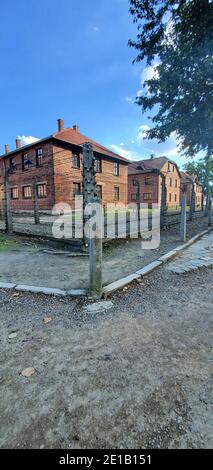 Gebäude und Lagerzaun mit Stacheldraht umgibt das NS-Vernichtungslager Auschwitz I, Oświęcim, Polen Stockfoto
