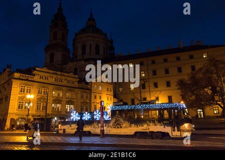 PRAG - Dezember 30: Wartemanasbahn Tatra T3 mit Weihnachtsdekoration Platz der Republik am 30. Dezember 2020 in Prag, Tschechische Republik. Prager Burg Stockfoto