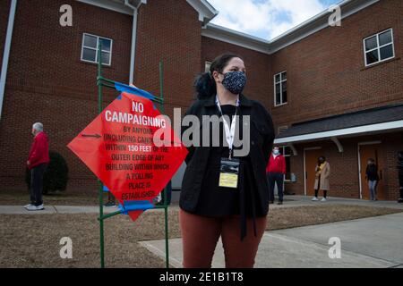 Woodstock, USA. Januar 2021. Nicole Nash, eine freiwillige Umfrage Beobachterin in Cherokee County, nördlich von Atlanta, koordiniert ein Team von ausgebildeten Freiwilligen, die ein Auge auf jeden der 40 Wahlorte in der Grafschaft zu halten.die überparteilichen Umfrage Beobachter halten wachsam für Probleme, lange Linien, Wahlkampf und Sicherheitsbedenken. Quelle: Robin Rayne/ZUMA Wire/Alamy Live News Stockfoto