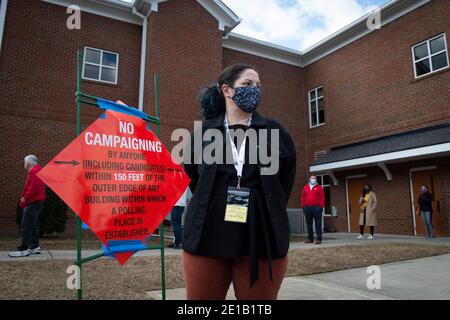 Woodstock, USA. Januar 2021. Nicole Nash, eine freiwillige Umfrage Beobachterin in Cherokee County, nördlich von Atlanta, koordiniert ein Team von ausgebildeten Freiwilligen, die ein Auge auf jeden der 40 Wahlorte in der Grafschaft zu halten.die überparteilichen Umfrage Beobachter halten wachsam für Probleme, lange Linien, Wahlkampf und Sicherheitsbedenken. Quelle: Robin Rayne/ZUMA Wire/Alamy Live News Stockfoto