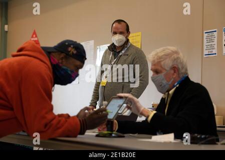 Woodstock, GA, USA. Januar 2021. Dana Zajac, eine freiwillige Wahlbeobachterin im Cherokee County, hat den Wahlprozess in diesem weitgehend republikanischen Gebiet nördlich von Atlanta im Auge. Die überparteilichen Umfragebeobachter halten bei Problemen, langen Warteschlangen, Wahlkampf und Sicherheitsbedenken wachsam. Quelle: Robin Rayne/ZUMA Wire/Alamy Live News Stockfoto